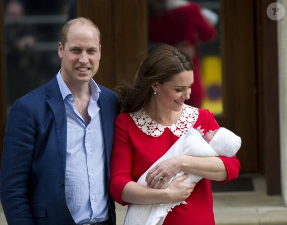 Le prince William et la duchesse Catherine de Cambridge avec leur fils Louis devant les médias à la sortie de l'hôpital St Mary, le 23 avril 2018 à Londres.
