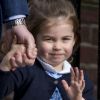 La princesse Charlotte de Cambridge le 23 avril 2018 à Londres lors de sa visite avec William et George à la maternité de l'hôpital St Mary pour faire connaissance avec son petit frère le prince Louis de Cambridge.