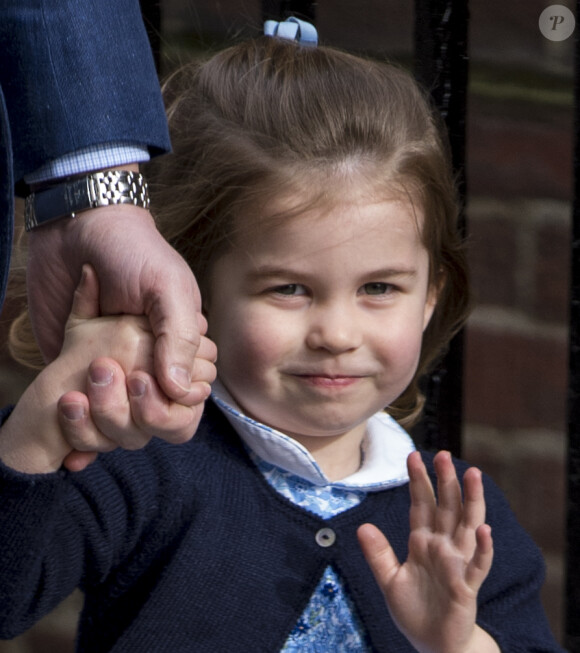 La princesse Charlotte de Cambridge le 23 avril 2018 à Londres lors de sa visite avec William et George à la maternité de l'hôpital St Mary pour faire connaissance avec son petit frère le prince Louis de Cambridge.