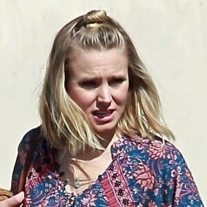 Exclusif - Kristen Bell se balade dans les rues à Los Angeles, le 9 février 2018  For germany call for price Exclusive - Kristen Bell looks ready for Spring in a colorful dress while out running errands. Kristen looks casual in the loose fitting ensemble as she hops into her car. 9th february 201809/02/2018 - Los Angeles