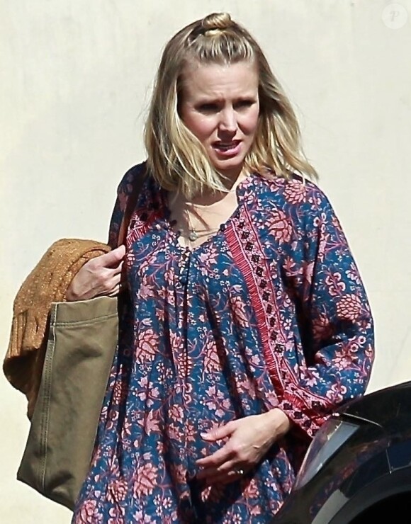 Exclusif - Kristen Bell se balade dans les rues à Los Angeles, le 9 février 2018  For germany call for price Exclusive - Kristen Bell looks ready for Spring in a colorful dress while out running errands. Kristen looks casual in the loose fitting ensemble as she hops into her car. 9th february 201809/02/2018 - Los Angeles