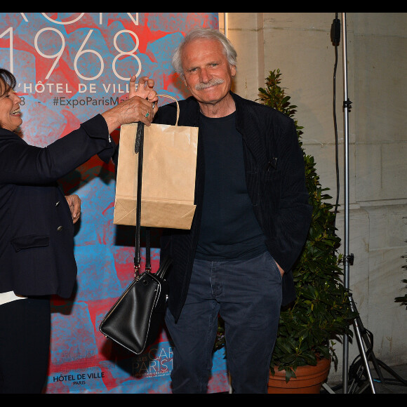 Exclusif - Anne Sinclair et Yann Arthus-Bertrand - Vernissage de l'exposition du photographe Gilles Caron à la Mairie de Paris le 3 mai 2017. © Veeren/Bestimage