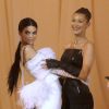 Kendall Jenner et Bella Hadid à l'ouverture de l'exposition "Corps célestes : Mode et imagerie catholique" pour le Met Gala à New York, le 7 mai 2018.