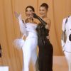 Kendall Jenner et Bella Hadid à l'ouverture de l'exposition "Corps célestes : Mode et imagerie catholique" pour le Met Gala à New York, le 7 mai 2018.