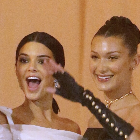 Kendall Jenner et Bella Hadid à l'ouverture de l'exposition "Corps célestes : Mode et imagerie catholique" pour le Met Gala à New York, le 7 mai 2018.