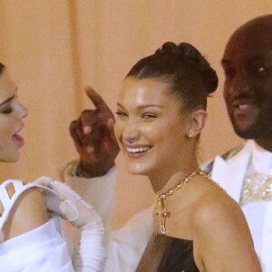 Kendall Jenner et Bella Hadid à l'ouverture de l'exposition "Corps célestes : Mode et imagerie catholique" pour le Met Gala à New York, le 7 mai 2018.