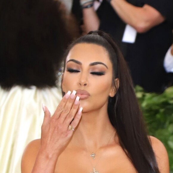 Kim Kardashian en Versace à l'ouverture de l'exposition "Corps célestes : Mode et imagerie catholique" pour le Met Gala à New York, le 7 mai 2018.