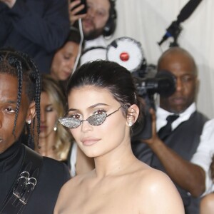 Kylie Jenner et Travis Scott à l'ouverture de l'exposition "Corps célestes : Mode et imagerie catholique" pour le Met Gala à New York, le 7 mai 2018.
