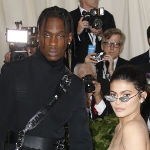 Kylie Jenner et Travis Scott à l'ouverture de l'exposition "Corps célestes : Mode et imagerie catholique" pour le Met Gala à New York, le 7 mai 2018.