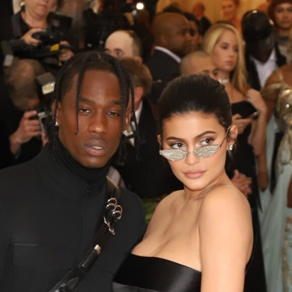Kylie Jenner et Travis Scott à l'ouverture de l'exposition "Corps célestes : Mode et imagerie catholique" pour le Met Gala à New York, le 7 mai 2018.