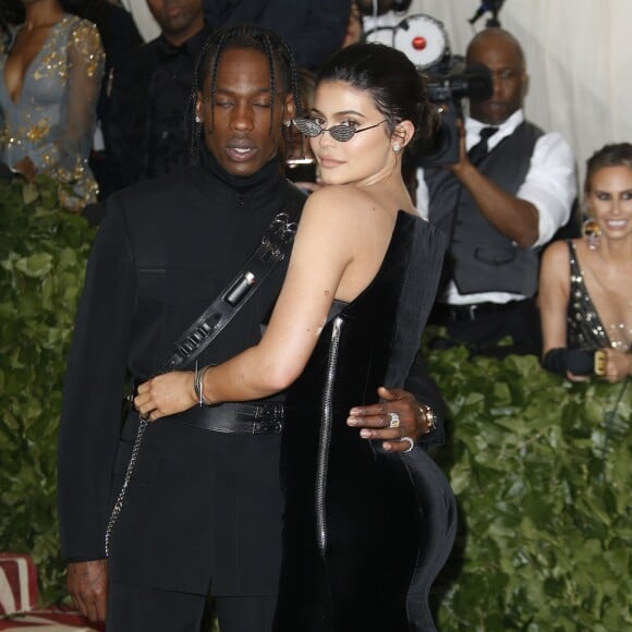 Kylie Jenner et Travis Scott à l'ouverture de l'exposition "Corps célestes : Mode et imagerie catholique" pour le Met Gala à New York, le 7 mai 2018.