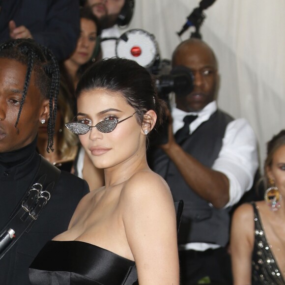 Kylie Jenner et Travis Scott à l'ouverture de l'exposition "Corps célestes : Mode et imagerie catholique" pour le Met Gala à New York, le 7 mai 2018.