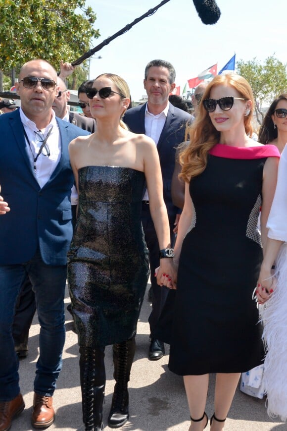 Marion Cotillard, Jessica Chastain lors d'un photocall pour le film 355 pour le 71ème Festival International du Film de Cannes, France, le 10 mai 2018. CVS / Bestimage