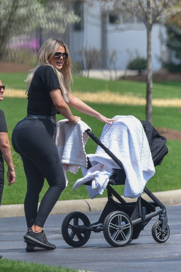 Exclusif - Premières photos de Khloé Kardashian en balade avec sa fille True Thompson dans un parc à Cleveland, le 6 mai 2018