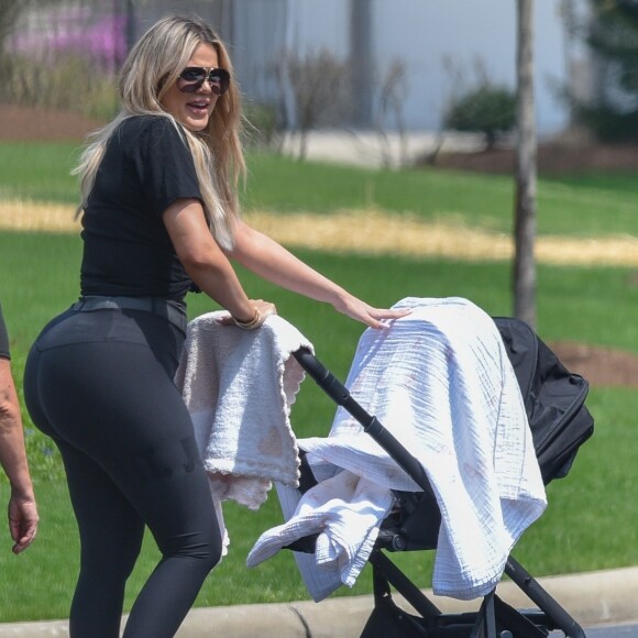 Exclusif - Premières photos de Khloé Kardashian en balade avec sa fille True Thompson dans un parc à Cleveland, le 6 mai 2018