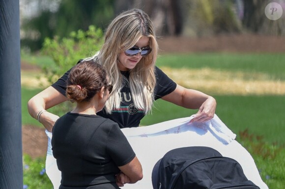 Exclusif - Premières photos de Khloé Kardashian en balade avec sa fille True Thompson dans un parc à Cleveland, le 6 mai 2018