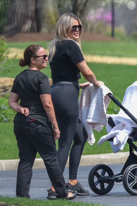 Exclusif - Premières photos de Khloé Kardashian en balade avec sa fille True Thompson dans un parc à Cleveland, le 6 mai 2018
