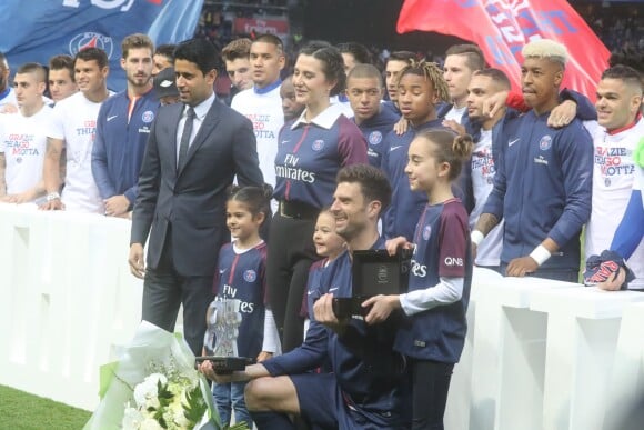 Thiago Motta a été célébré, devant sa femme et ses trois enfants, pour son tout dernier match sous le maillot du PSG lors de la réception de Rennes (0-2) au Parc des Princes à Paris, le 12 mai 2018. © Marc Ausset-Lacroix/Bestimage