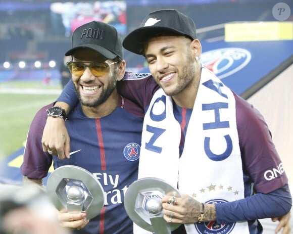 Neymar Jr. et Dani Alves - Le PSG célèbre son titre de Champion de France 2018, après son match contre Rennes (0-2) au Parc des Princes à Paris, le 12 mai 2018. © Marc Ausset-Lacroix/Bestimage