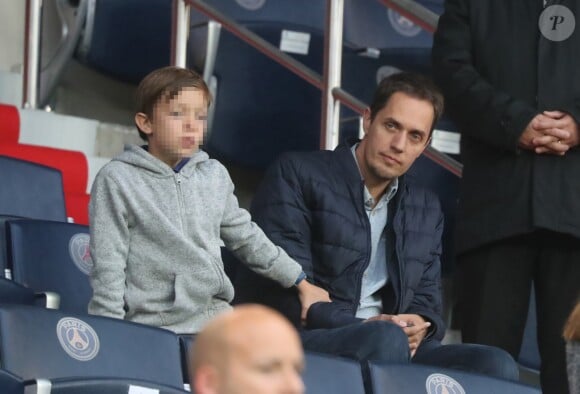 Grand Corps Malade (Fabien Marsaud) et son fils Yannis dans les tribunes du Parc des Princes lors du match de Ligue 1 PSG - Rennes à Paris, le 12 mai 2018, à l'issue duquel le Paris Saint-Germain a fêté son titre de champion de France.