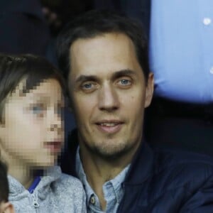 Grand Corps Malade (Fabien Marsaud) et son fils Yannis dans les tribunes du Parc des Princes lors du match de Ligue 1 PSG - Rennes à Paris, le 12 mai 2018, à l'issue duquel le Paris Saint-Germain a fêté son titre de champion de France.