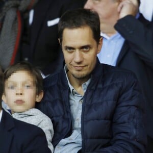 Grand Corps Malade (Fabien Marsaud) et son fils dans les tribunes lors du match de Ligue 1 "PSG - Rennes" au Parc des Princes à Paris, le 12 mai 2018. © Marc Ausset-Lacroix/Bestimage