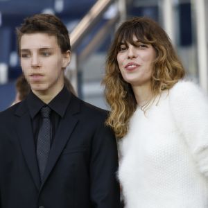 Lou Doillon et son fils Marlowe dans les tribunes du Parc des Princes lors du match de Ligue 1 PSG - Rennes à Paris, le 12 mai 2018, à l'issue duquel le Paris Saint-Germain a fêté son titre de champion de France. © Marc Ausset-Lacroix/Bestimage