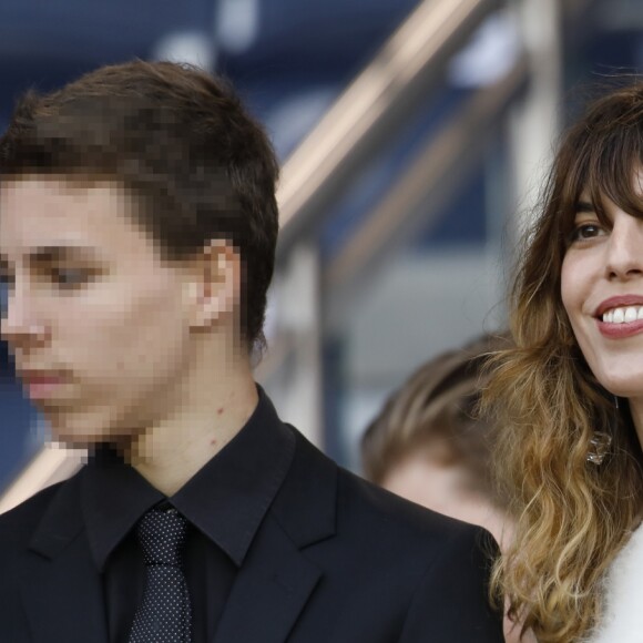 Lou Doillon et son fils Marlowe dans les tribunes du Parc des Princes lors du match de Ligue 1 PSG - Rennes à Paris, le 12 mai 2018, à l'issue duquel le Paris Saint-Germain a fêté son titre de champion de France. © Marc Ausset-Lacroix/Bestimage