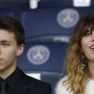 Lou Doillon avec son fils Marlowe dans les tribunes du Parc des Princes lors du match de Ligue 1 PSG - Rennes à Paris, le 12 mai 2018, à l'issue duquel le Paris Saint-Germain a fêté son titre de champion de France. © Marc Ausset-Lacroix/Bestimage