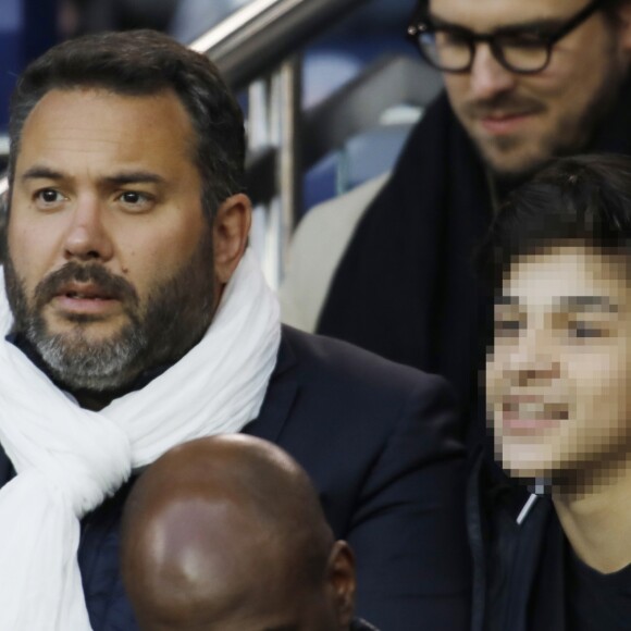 Bruce Toussaint et son fils Noé dans les tribunes du Parc des Princes lors du match de Ligue 1 PSG - Rennes à Paris, le 12 mai 2018, à l'issue duquel le Paris Saint-Germain a fêté son titre de champion de France. © Marc Ausset-Lacroix/Bestimage