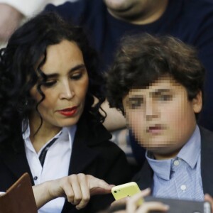 Aïda Touihri et son fils Eloan dans les tribunes du Parc des Princes lors du match de Ligue 1 PSG - Rennes à Paris, le 12 mai 2018, à l'issue duquel le Paris Saint-Germain a fêté son titre de champion de France. © Marc Ausset-Lacroix/Bestimage