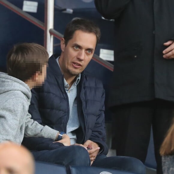 Grand Corps Malade (Fabien Marsaud) et son fils Yannis dans les tribunes du Parc des Princes lors du match de Ligue 1 PSG - Rennes à Paris, le 12 mai 2018, à l'issue duquel le Paris Saint-Germain a fêté son titre de champion de France.