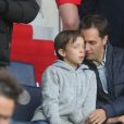 Grand Corps Malade (Fabien Marsaud) et son fils Yannis dans les tribunes du Parc des Princes lors du match de Ligue 1 PSG - Rennes à Paris, le 12 mai 2018, à l'issue duquel le Paris Saint-Germain a fêté son titre de champion de France.