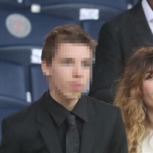 Lou Doillon et son fils Marlowe dans les tribunes du Parc des Princes lors du match de Ligue 1 PSG - Rennes à Paris, le 12 mai 2018, à l'issue duquel le Paris Saint-Germain a fêté son titre de champion de France.