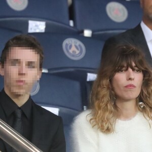 Lou Doillon et son fils Marlowe dans les tribunes du Parc des Princes lors du match de Ligue 1 PSG - Rennes à Paris, le 12 mai 2018, à l'issue duquel le Paris Saint-Germain a fêté son titre de champion de France.