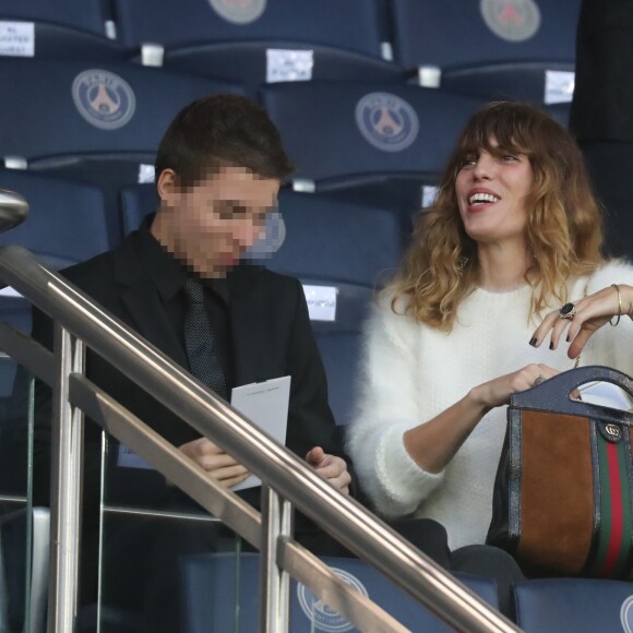 Lou Doillon et son fils Marlowe dans les tribunes du Parc des Princes lors du match de Ligue 1 PSG - Rennes à Paris, le 12 mai 2018, à l'issue duquel le Paris Saint-Germain a fêté son titre de champion de France.