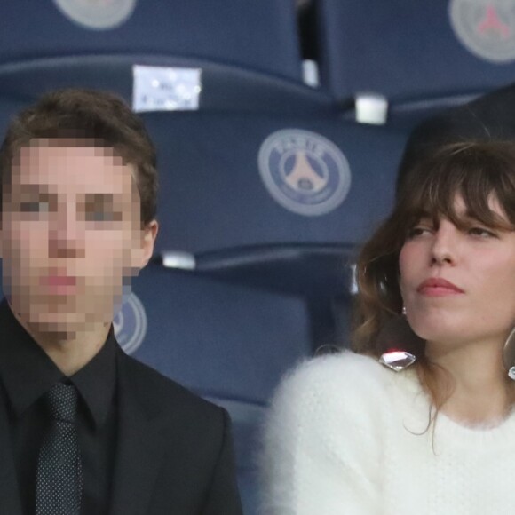 Lou Doillon et son fils Marlowe dans les tribunes du Parc des Princes lors du match de Ligue 1 PSG - Rennes à Paris, le 12 mai 2018, à l'issue duquel le Paris Saint-Germain a fêté son titre de champion de France.