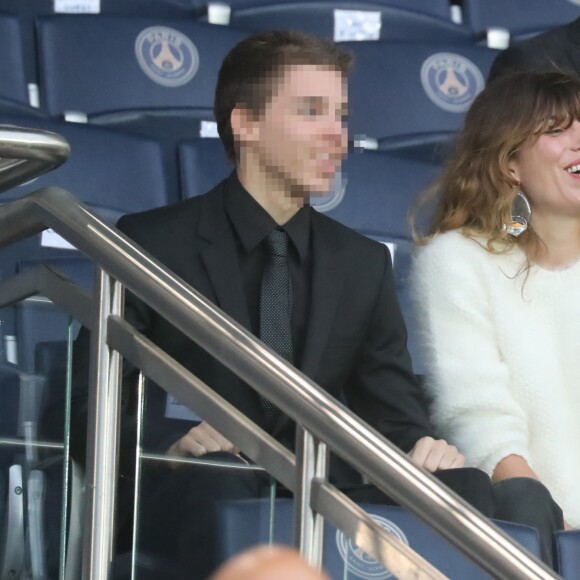 Lou Doillon et son fils Marlowe dans les tribunes du Parc des Princes lors du match de Ligue 1 PSG - Rennes à Paris, le 12 mai 2018, à l'issue duquel le Paris Saint-Germain a fêté son titre de champion de France. © Marc Ausset-Lacroix/Bestimage