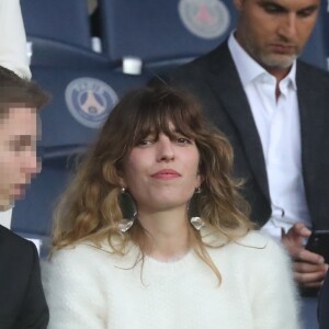 Lou Doillon et son fils Marlowe dans les tribunes du Parc des Princes lors du match de Ligue 1 PSG - Rennes à Paris, le 12 mai 2018, à l'issue duquel le Paris Saint-Germain a fêté son titre de champion de France.