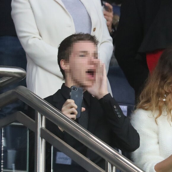 Lou Doillon et son fils Marlowe dans les tribunes du Parc des Princes lors du match de Ligue 1 PSG - Rennes à Paris, le 12 mai 2018, à l'issue duquel le Paris Saint-Germain a fêté son titre de champion de France.