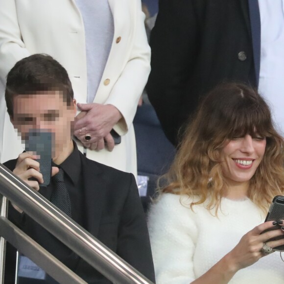 Lou Doillon et son fils Marlowe dans les tribunes du Parc des Princes lors du match de Ligue 1 PSG - Rennes à Paris, le 12 mai 2018, à l'issue duquel le Paris Saint-Germain a fêté son titre de champion de France.