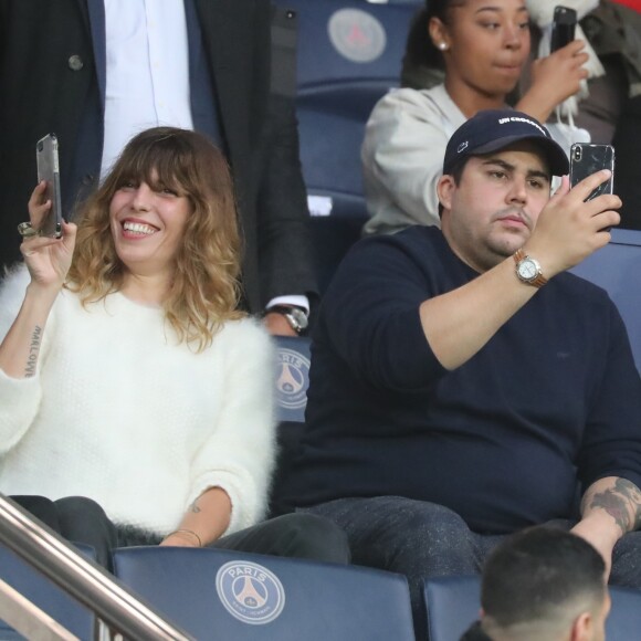 Lou Doillon à côté d'Artus dans les tribunes du Parc des Princes lors du match de Ligue 1 PSG - Rennes à Paris, le 12 mai 2018, à l'issue duquel le Paris Saint-Germain a fêté son titre de champion de France.