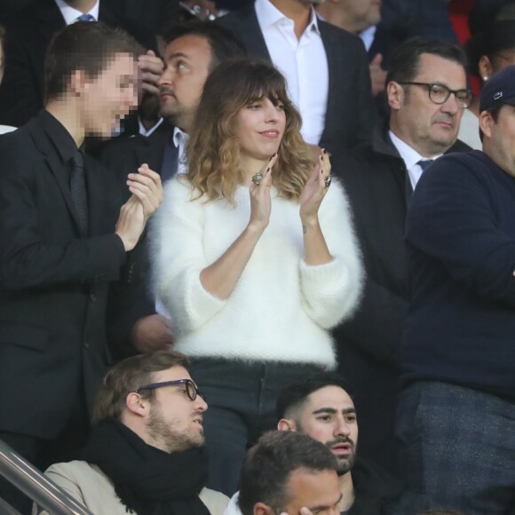 Lou Doillon et son fils Marlowe à côté d'Artus dans les tribunes du Parc des Princes lors du match de Ligue 1 PSG - Rennes à Paris, le 12 mai 2018, à l'issue duquel le Paris Saint-Germain a fêté son titre de champion de France.