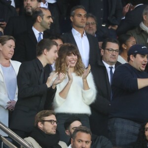 Lou Doillon et son fils Marlowe à côté d'Artus dans les tribunes du Parc des Princes lors du match de Ligue 1 PSG - Rennes à Paris, le 12 mai 2018, à l'issue duquel le Paris Saint-Germain a fêté son titre de champion de France.