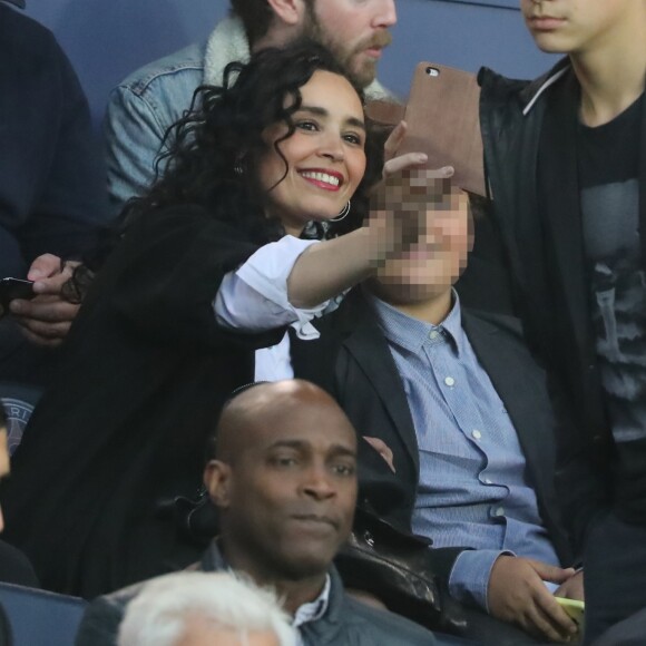 Aïda Touihri et son fils Eloan dans les tribunes lors du match de Ligue 1 "PSG - Rennes" au Parc des Princes à Paris, le 12 mai 2018.