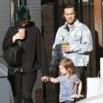 Pete Wentz se promène avec sa compagne Meagan Camper et ses enfants Bronx et Saint à Los Angeles le 30 decembre 2017.