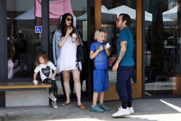 Exclusif - Pete Wentz se balade avec sa compagne Meagan Camper enceinte et ses enfants Bronx et Saint au Farmer Market à Studio City, le 15 avril 2018 