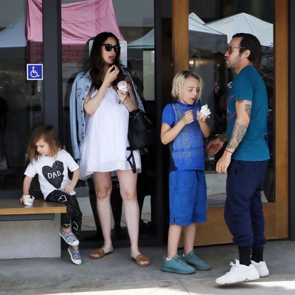 Exclusif - Pete Wentz se balade avec sa compagne Meagan Camper enceinte et ses enfants Bronx et Saint au Farmer Market à Studio City, le 15 avril 2018 