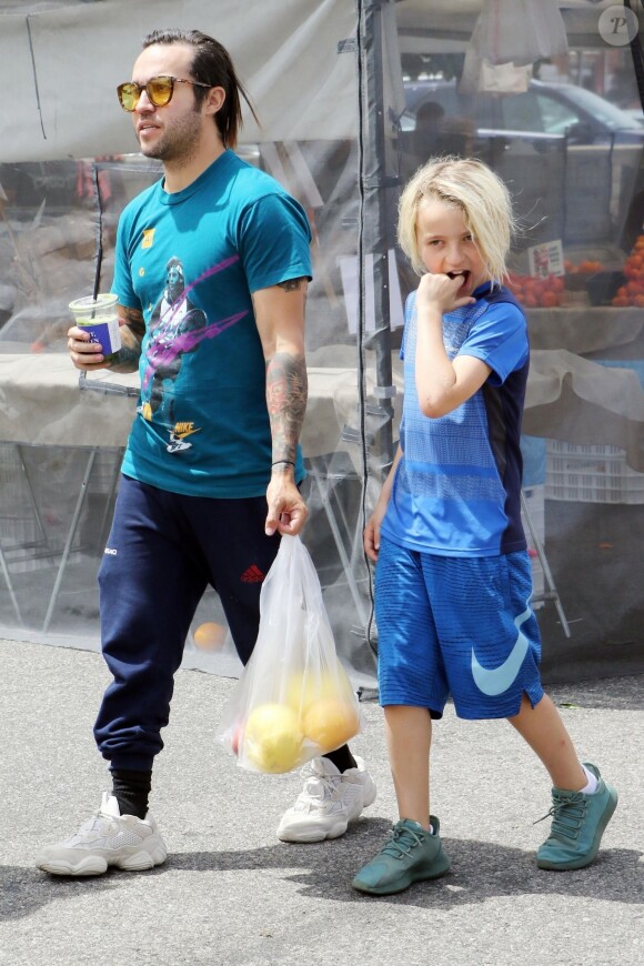 Exclusif - Pete Wentz se balade avec sa compagne Meagan Camper enceinte et ses enfants Bronx et Saint au Farmer Market à Studio City, le 15 avril 2018 