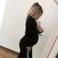 Emilie Fiorelli, enceinte de sept mois, dévoile son baby bump en marge d'un moment de détente.